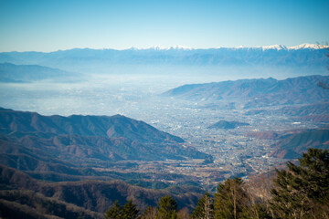 山梨県甲州市、北都留郡丹波山村にある大菩薩嶺から富士山を見るために登山している風景 A view of mountain climbing to see Mt. Fuji from Daibosatsu Ridge in Tanbayama Village, Kitatsuru-gun, Koshu City, Yamanashi Prefecture.