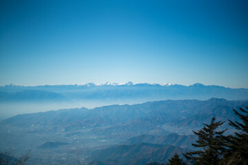 山梨県甲州市、北都留郡丹波山村にある大菩薩嶺から富士山を見るために登山している風景 A view of mountain climbing to see Mt. Fuji from Daibosatsu Ridge in Tanbayama Village, Kitatsuru-gun, Koshu City, Yamanashi Prefecture.