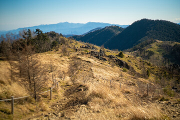 山梨県甲州市、北都留郡丹波山村にある大菩薩嶺から富士山を見るために登山している風景 A view of mountain climbing to see Mt. Fuji from Daibosatsu Ridge in Tanbayama Village, Kitatsuru-gun, Koshu City, Yamanashi Prefecture.