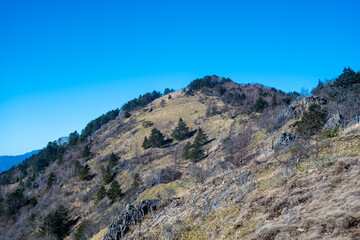 山梨県甲州市、北都留郡丹波山村にある大菩薩嶺から富士山を見るために登山している風景 A view of mountain climbing to see Mt. Fuji from Daibosatsu Ridge in Tanbayama Village, Kitatsuru-gun, Koshu City, Yamanashi Prefecture.
