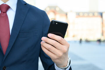 スマートフォンを持つビジネスマン