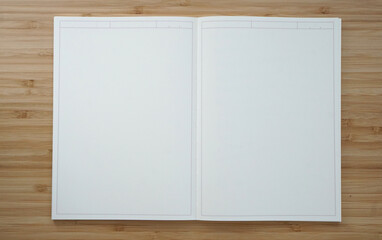 木目調の机に置かれた真っ白なノートブックの見開き