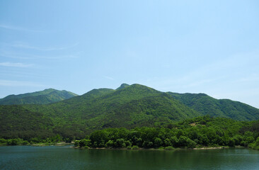 Fototapeta na wymiar 한국의 호수와 산 풍경 