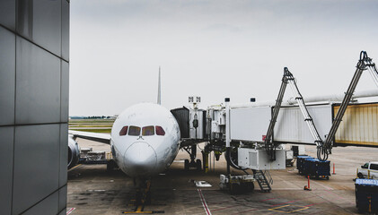 Aeronave estacionado en la puerta en embarque