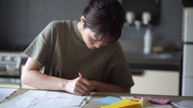 	布に印をつける女性