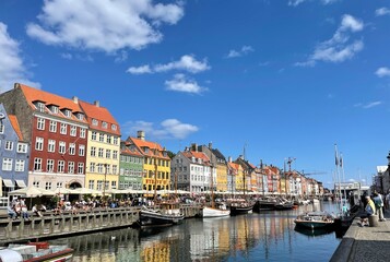 Fachadas urbanas de colores escandinavas en verano bajo un cielo azul