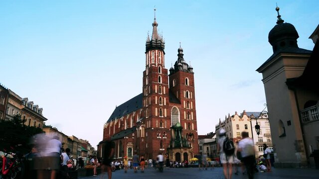 Kości&oacute;ł Mariacki, rynek, Krak&oacute;w, Polska. Średniowieczne miasto. Timelapse	
