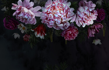 Blumengrußkarte mit Platz für Text. Blumenstrauß Garten Pfingstrosen, Rosen, Tulpen. © marinavorona