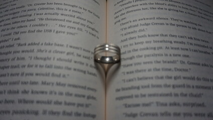 Fototapeta premium ring heart book