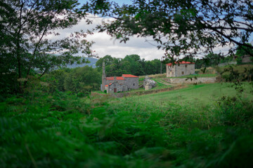 Iglesia o capilla antigua en la Aldea de Chantada, en Galicia, España.