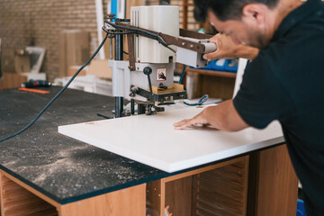 Selective focus on an electric machine cutting a wooden panel