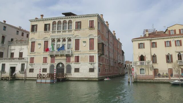 Long parallax view on the Rio di Noale, seen by boat from the Grand Canal.