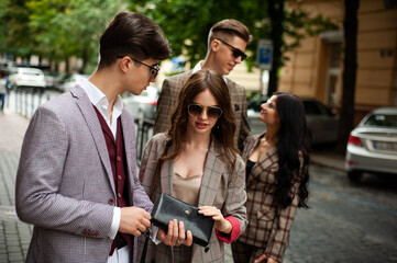 Young confident groupe of people comunicate to each other