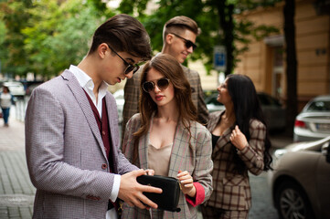 Young confident groupe of people comunicate to each other