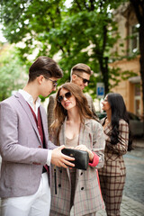 Young confident groupe of people comunicate to each other