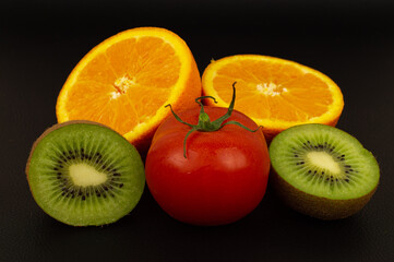 Zdrowa żywność, kiwi, pomidor, pomarańcza, wszystko czego człowiek potrzebuje do zdrowego odżywiania - obrazy, fototapety, plakaty