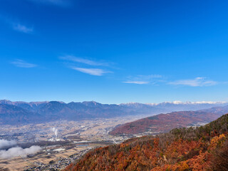 Naklejka premium 快晴の秋（11月）、長峰山の山頂から北アルプス方面を望む 長野県安曇野市