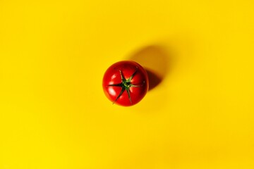 czerwony pomidor na żółtym tle - obrazy, fototapety, plakaty