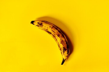 banan na żółtym tle