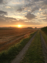 Fototapeta na wymiar Sonnenaufgang morgens beim Wandern - Landleben, Spaziergang