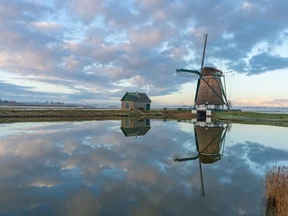 Fototapeten De Molen van het Noorden (Texel) met mooie wolkenformaties © W