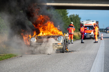 Auto brennt auf Autobahn in voller Ausdehnung