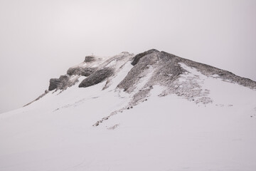 Berggipfel ragt aus dem Schnee