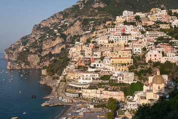 Naklejka premium Positano, Salerno. Veduta della cittadina dall'alto affacciata alla costa con Torre Trasita e Torre Fornillo