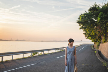 夕暮れの海にいる女性