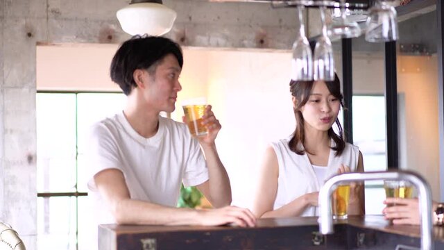 バーで盛り上がる若い男女
