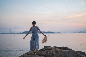 夕暮れの海にいる女性