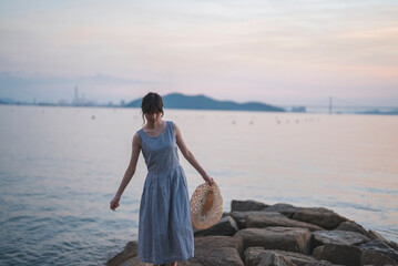 夕暮れの海にいる女性