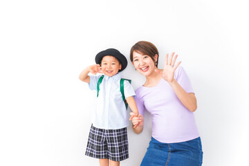 通学をする子どもとお母さん