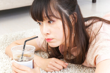 部屋でコーヒーを飲む若い女性