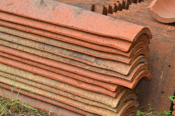 Tas de tuiles rouges