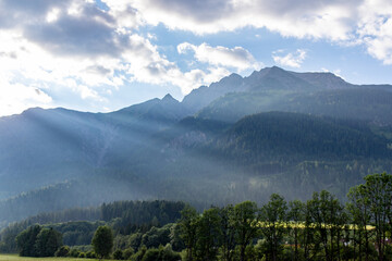 Fototapeta premium Wolkenstimmung in den Tiroler Alpen bei Bach im Lechtal