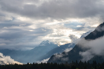 Wolkenstimmung in den Tiroler Alpen bei Bach im Lechtal