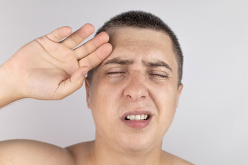 Obraz premium A man with sweating on his face is looking at the camera. Sweat gland problems. Hyperhidrosis, increased sweating, anhidrosis. The concept of treatment for violations of the mechanisms of secretion.