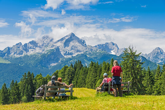 Wanderer genießen den Ausblick auf die Zugspitze; Garmisch-Partenkirchen; Deutschland