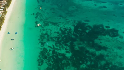 Photo sur Plexiglas Plage blanche de Boracay Lagon tropical aux eaux turquoises, yachts à voile et plage de sable blanc d& 39 en haut. Boracay, Philippines. Plage blanche avec touristes et hôtels. Concept de vacances d& 39 été et de voyage.