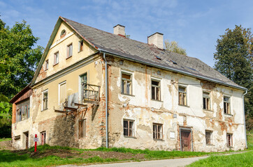 Fototapeta na wymiar Old ruined house destined for demolition.