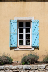 Altes Fenster mit Fensterläden - 449230720