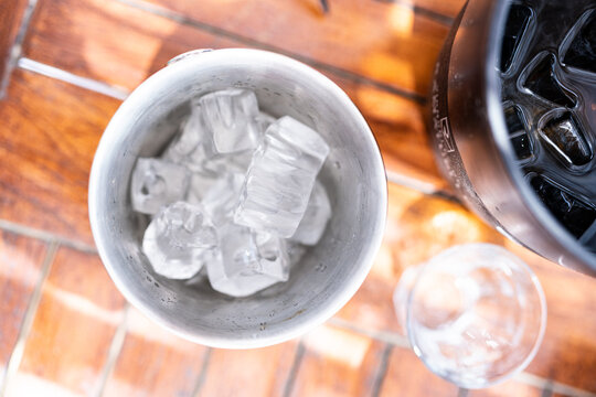 Eisw&uuml;rfel in einer Schale