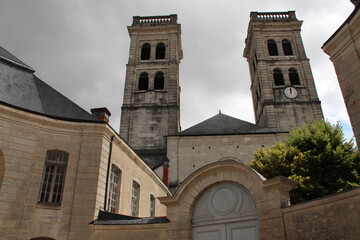 Fototapeta na wymiar episcopal palace and our lady cathedral in verdun in lorraine (france) 