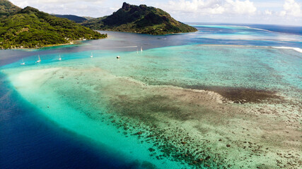 Süd Pazifik Tuamoto von innen und Blick auf die Vulkane im Hintergrund.
Mit einer Drone Aufgenommen.