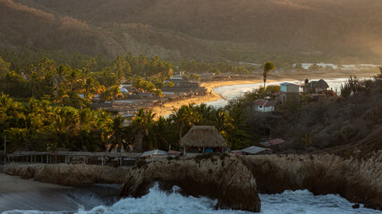 Postal del amanecer en la playa de Maruata