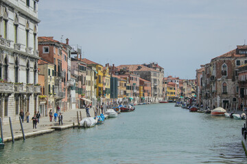 Fototapeta na wymiar Houses by the water in Venice