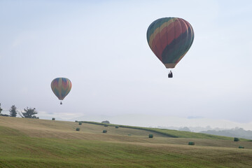 Obraz premium Hot air balloons takes flight in the early morning at the Wytheville Chautauqua Balloon Festival in 2021.