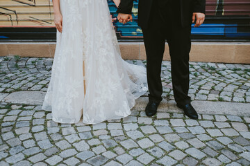 Obraz na płótnie Canvas bride and groom walking on the street