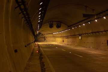 T&uacute;nel solitario por la noche